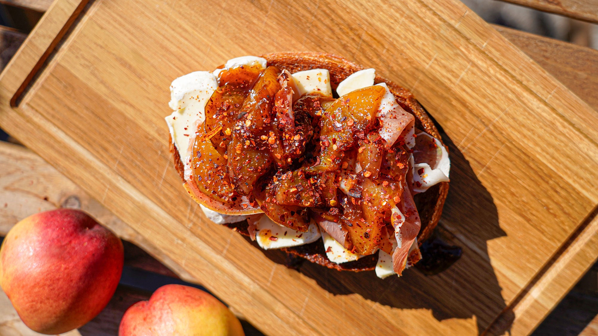 Gebratenes Sauerteigbrot mit karamellisierter Nektarine, Brie & Parmaschinken