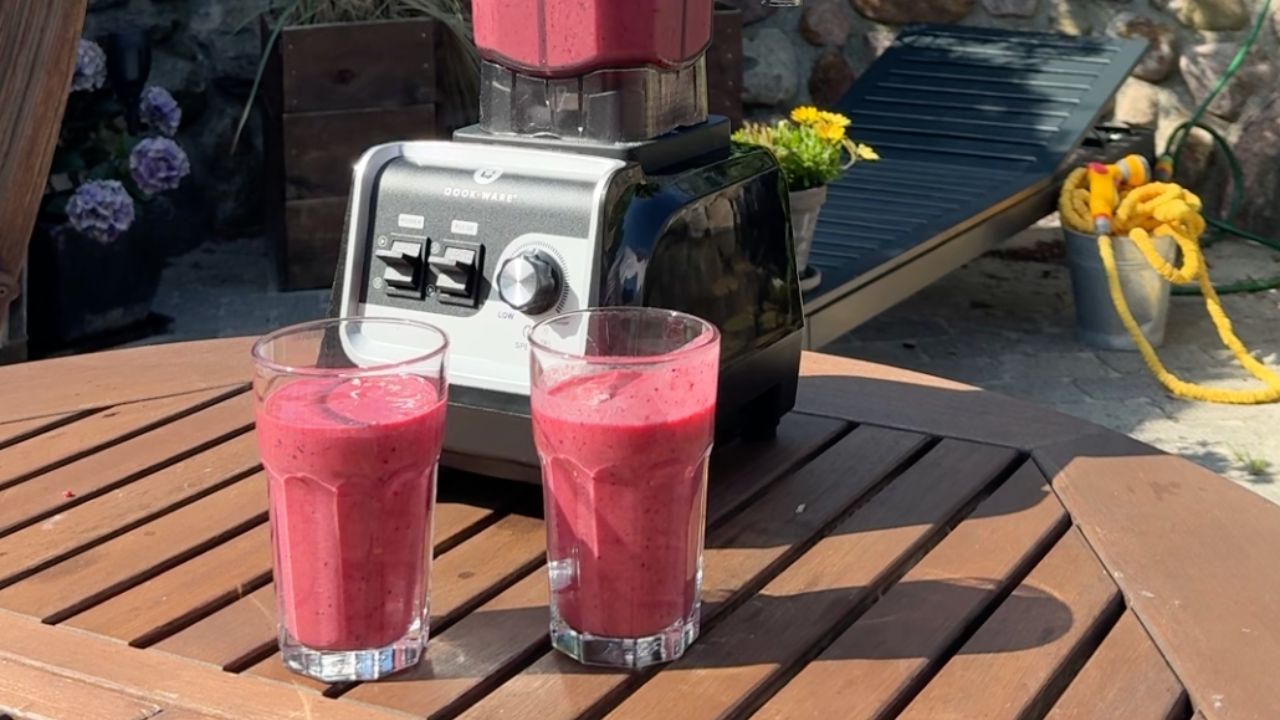 Roter Smoothie mit Beeren und Kokos