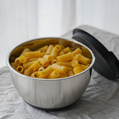 Edelstahlschüssel mit Pasta