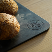 Nahaufnahme von Brötchen auf einem Backstahl aus Carbonstahl