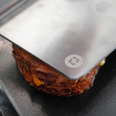 Nahaufnahme eines Smashers auf einem gegrillten Sandwich