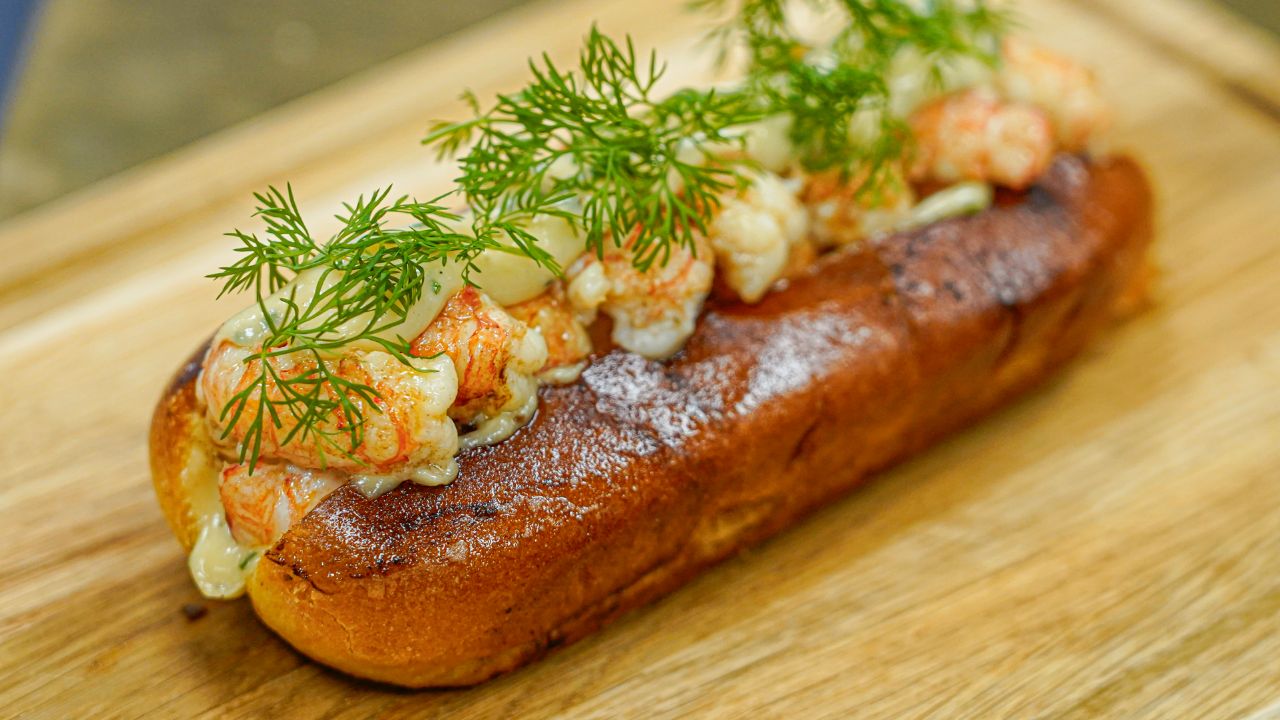 Lobster Roll mit Kaisergranatschwänzen