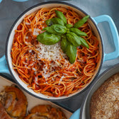Pastagericht in einem Qookware-Topf aus emailliertem Gusseisen mit Deckel, 2 Liter