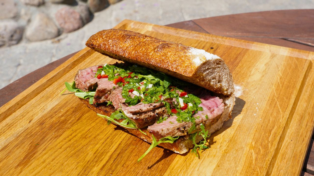 Steak-Sandwich mit Chimichurri vom Grill