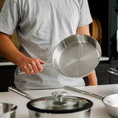 ChefGrade Bratpfanne 24 cm aus Edelstahl – Detailaufnahme von Qookware