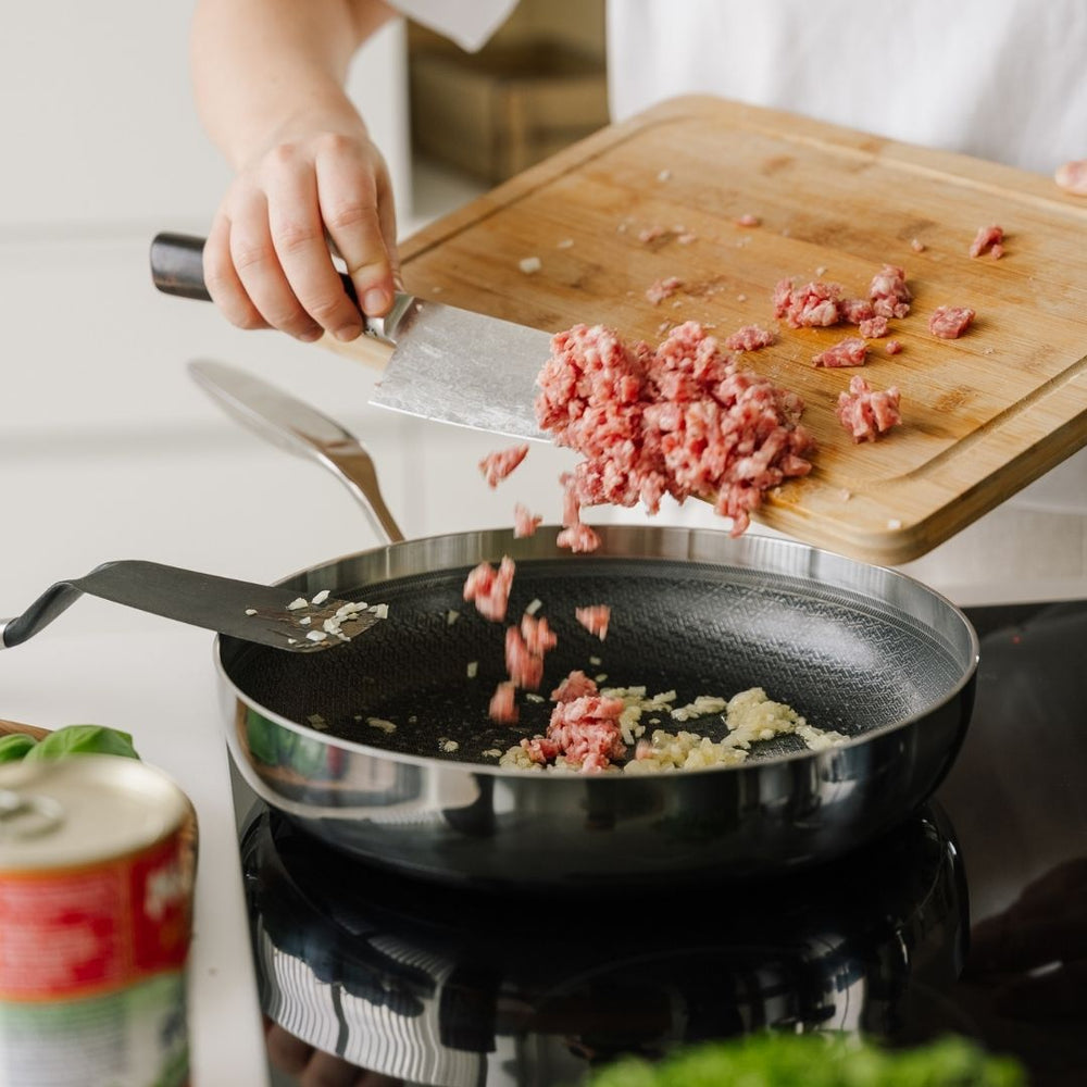 Anbraten von Fleisch in einer Bratpfanne mit 28 cm Durchmesser
