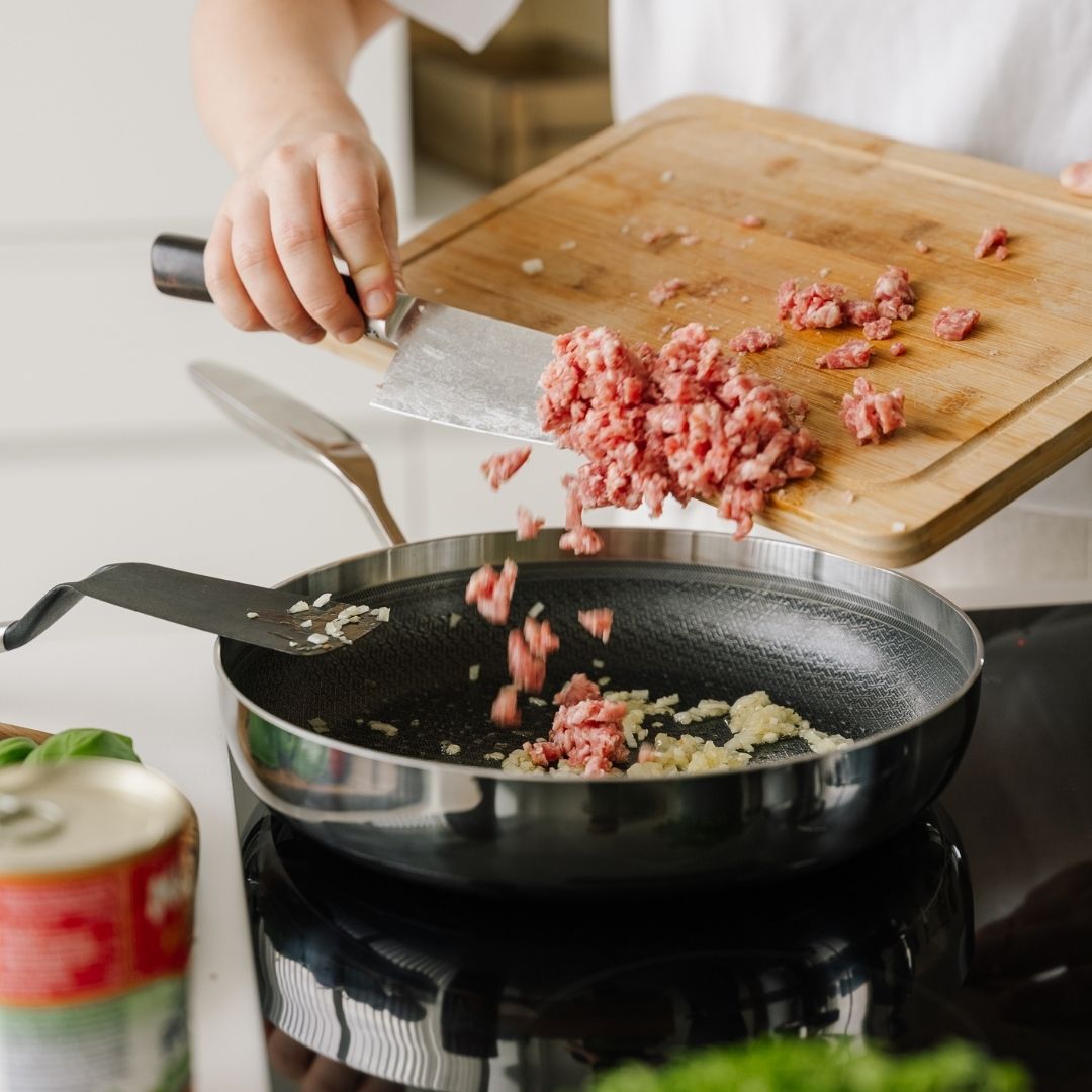 Anbraten von Fleisch in einer Bratpfanne mit 28 cm Durchmesser
