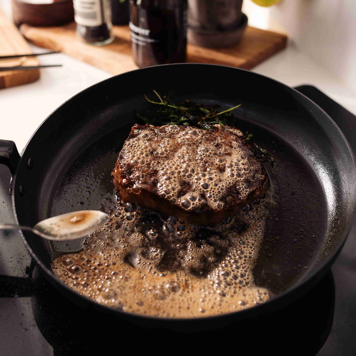 Steak beim Braten in einer Carbonstahl-Pfanne 