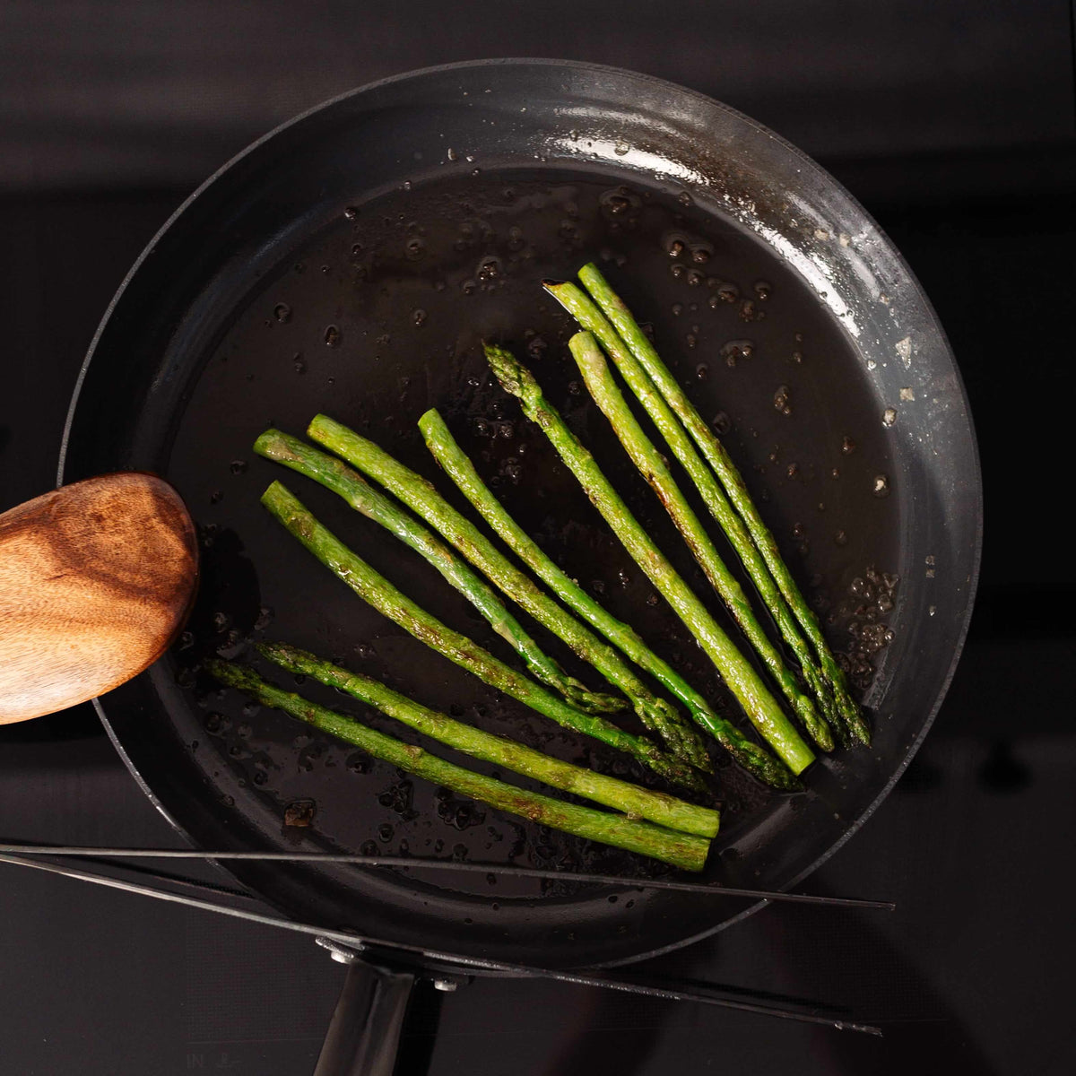 Spargel in einer Carbonstahl-Pfanne