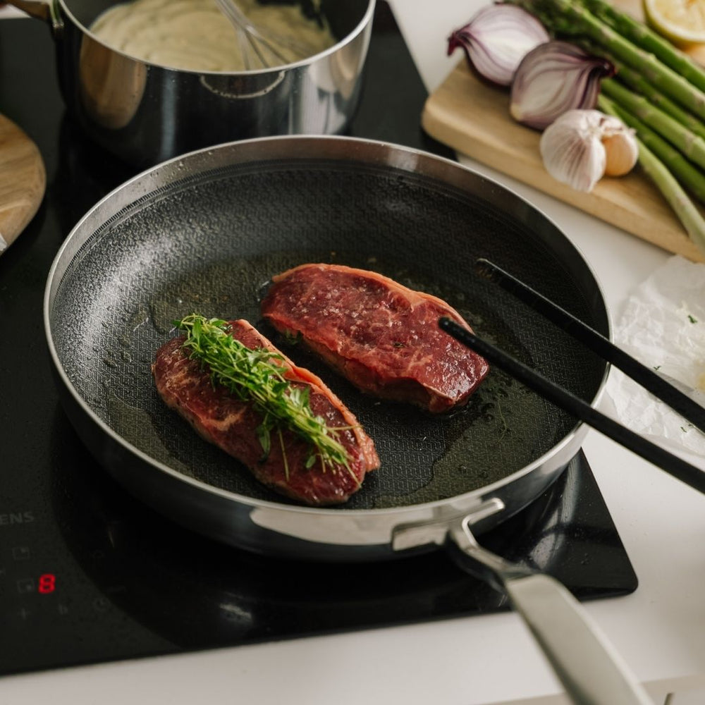 Steaks in der Bratpfanne auf dem Herd
