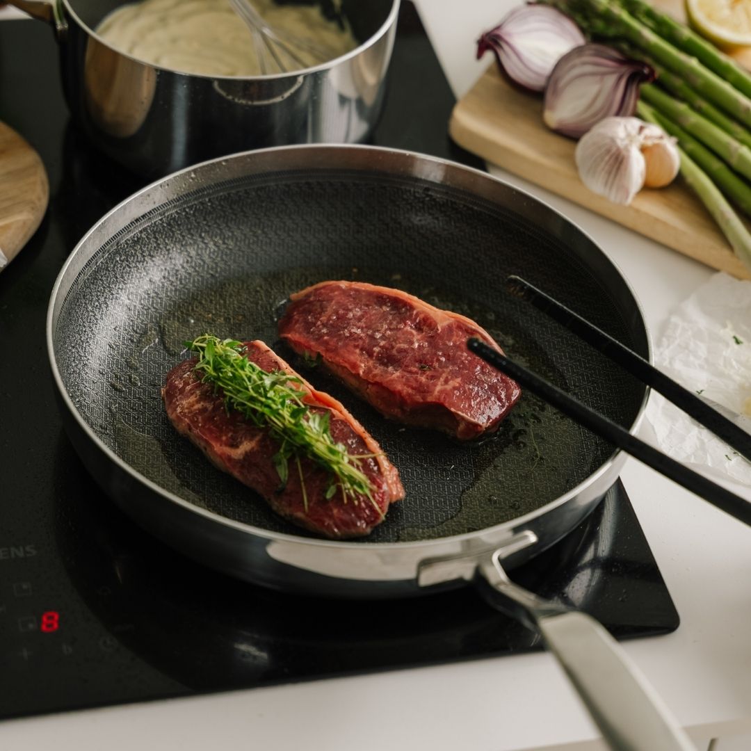 Steaks in der Bratpfanne auf dem Herd