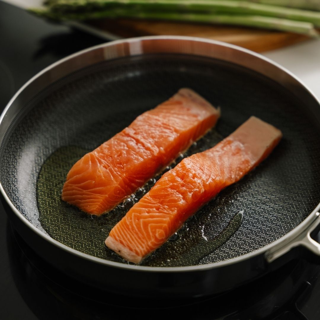 Lachs in der Bratpfanne auf dem Herd 