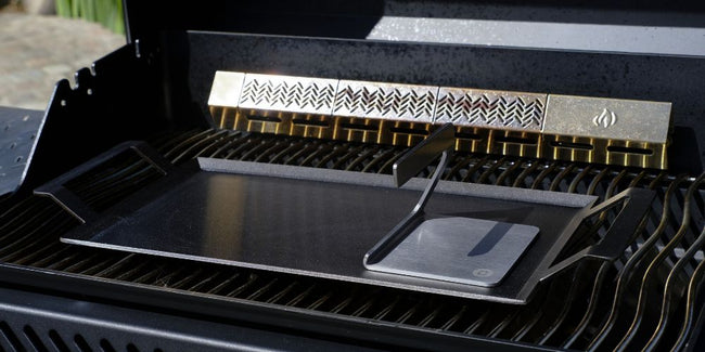 Grillplatte mit Smasher auf dem Grill