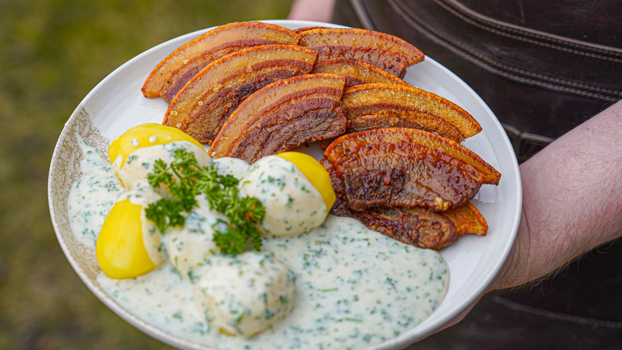 Klassischer knuspriger Schweinebauch mit Petersiliensauce