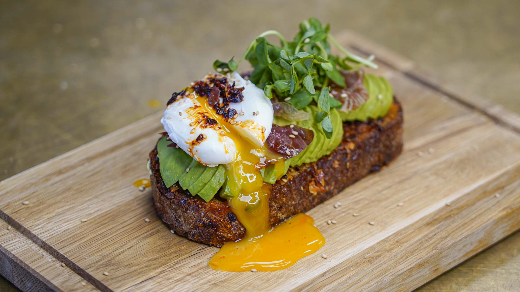 Geröstetes Sauerteigbrot mit Avocado & pochiertem Ei