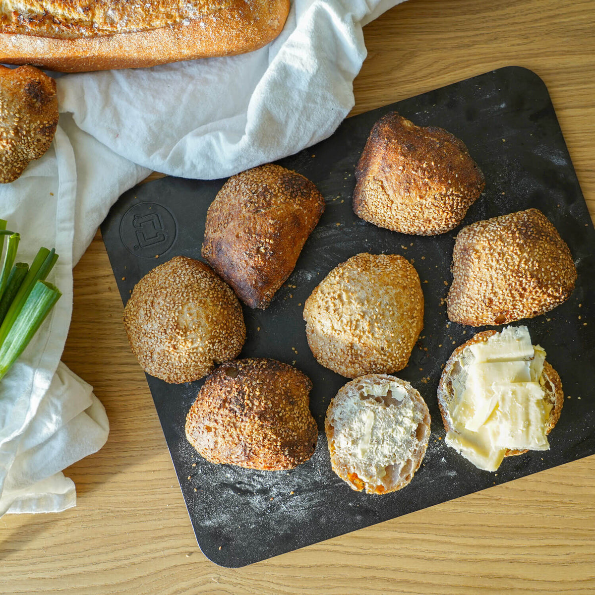 Sauerteigbrötchen auf Backstahl auf der Küchenarbeitsplatte angerichtet