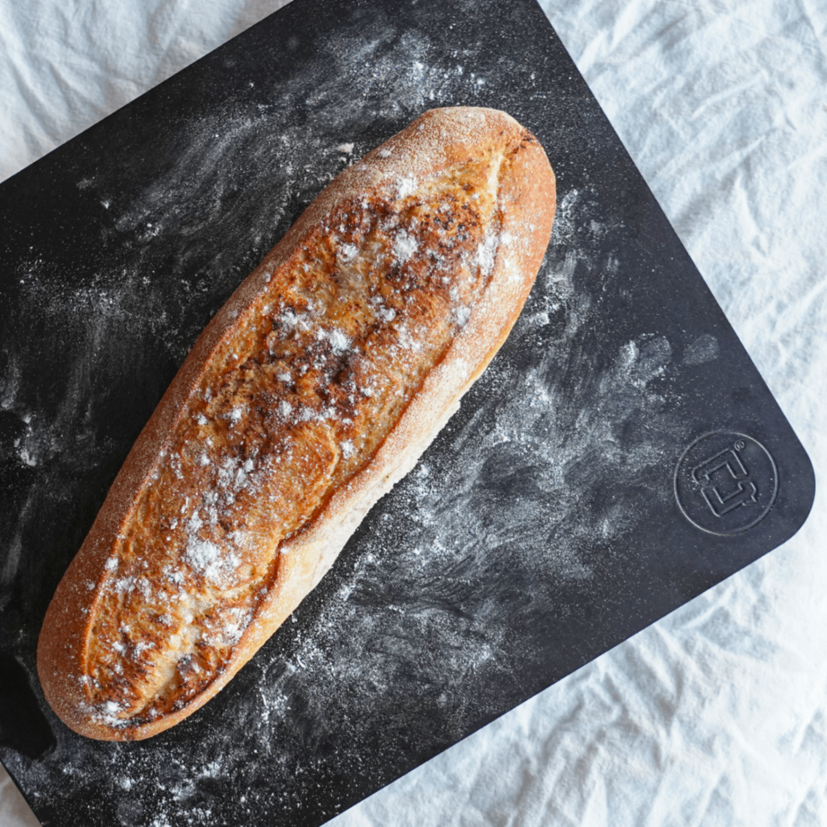 Sauerteigbrot auf einem Backstahl aus Carbonstahl