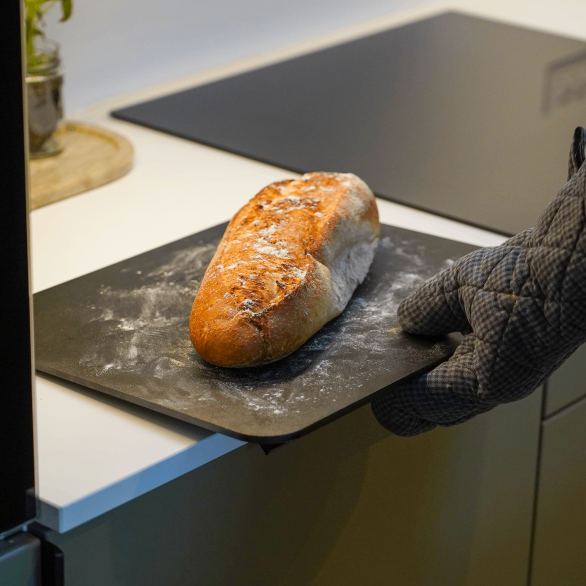 Sauerteigbrot auf einem Backstahl in der Küche