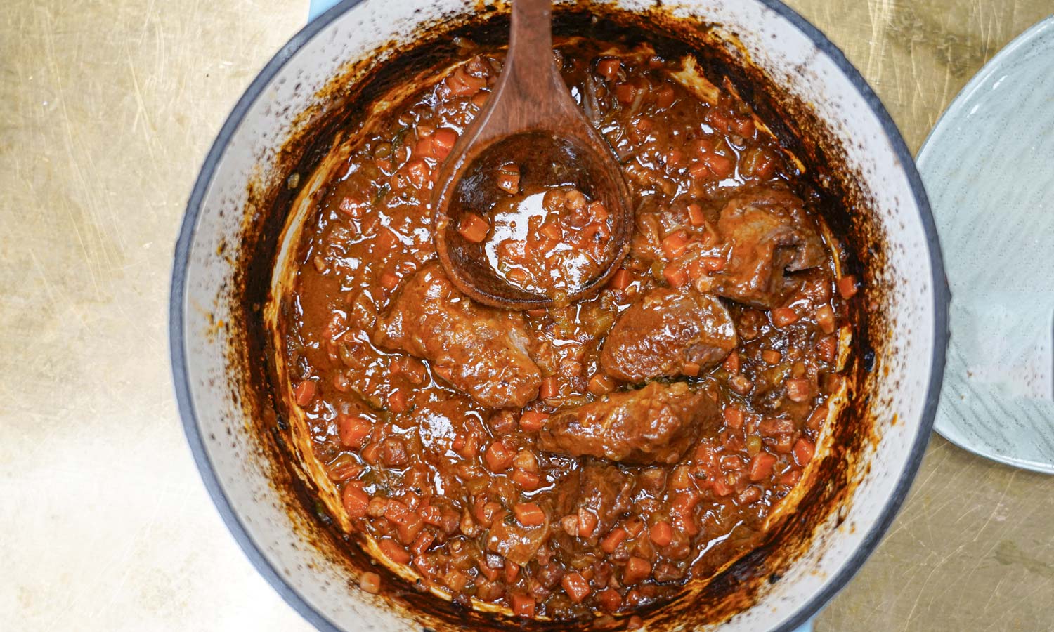 In Rotwein geschmorte Schweinebäckchen mit cremigem Kartoffelpüree