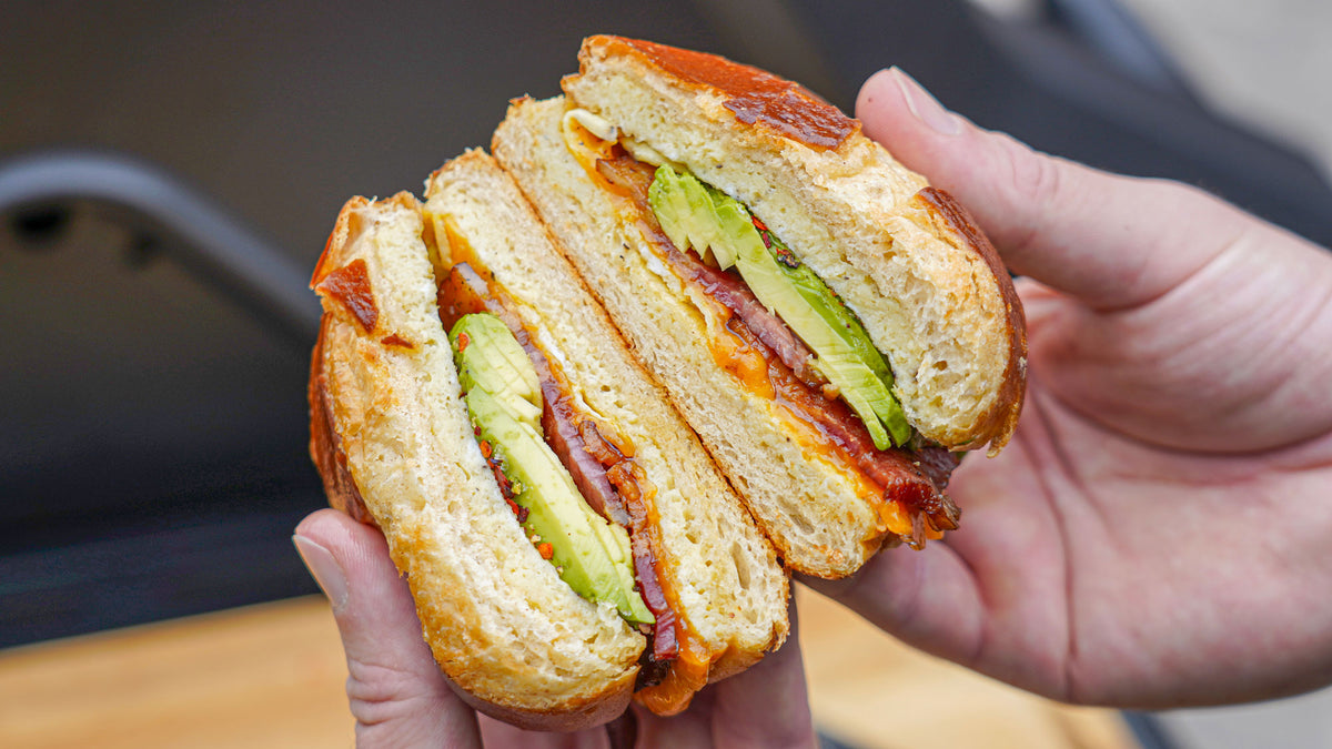 Breakfast Brioche mit Ei, Cheddar, Bacon & Avocado