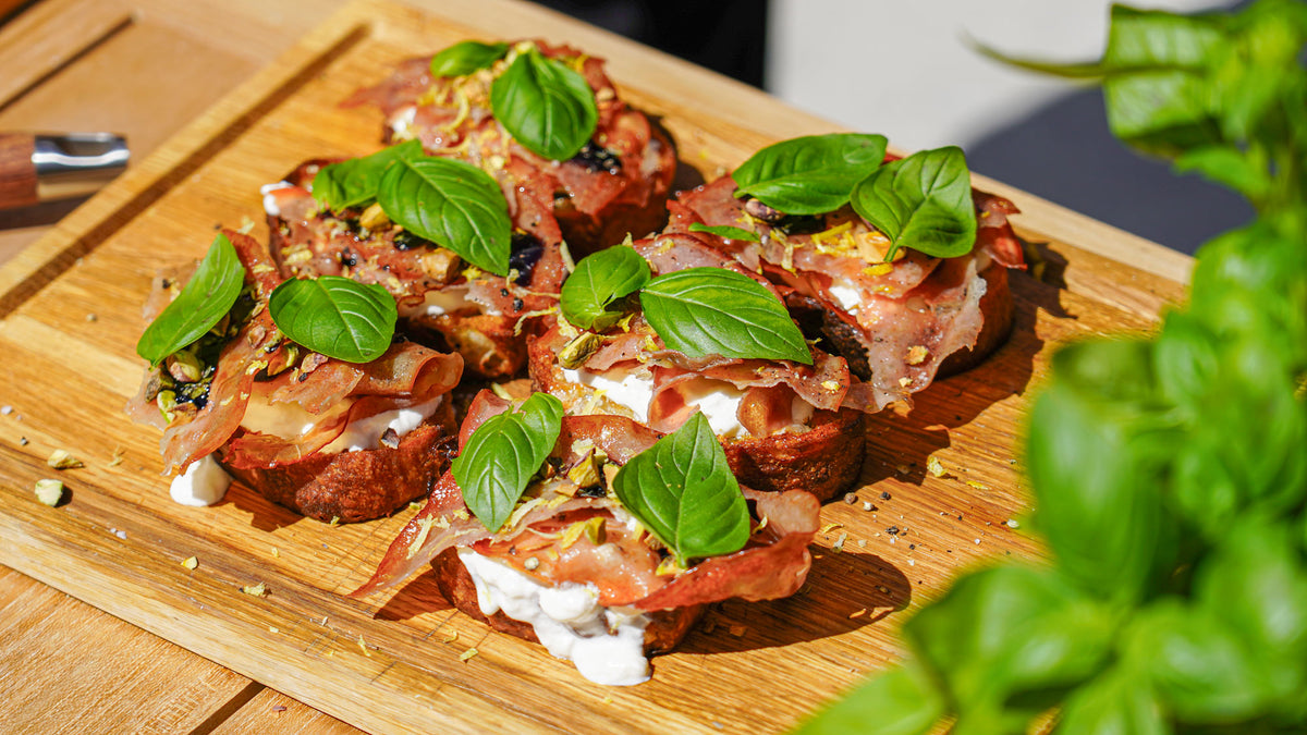 Bruschetta mit gebratener Mortadella, Pistazien & Burrata