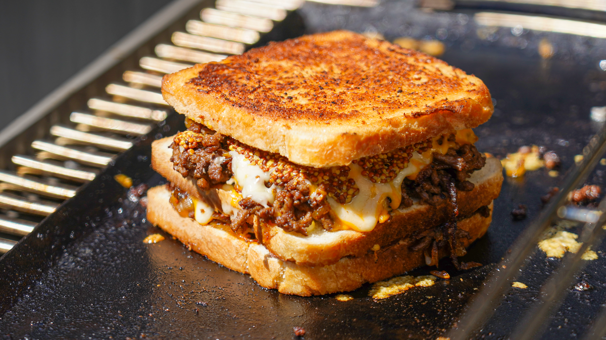 Cowboy-Toast mit Rindfleisch, geschmorten Zwiebeln & Käse von der Grillplatte