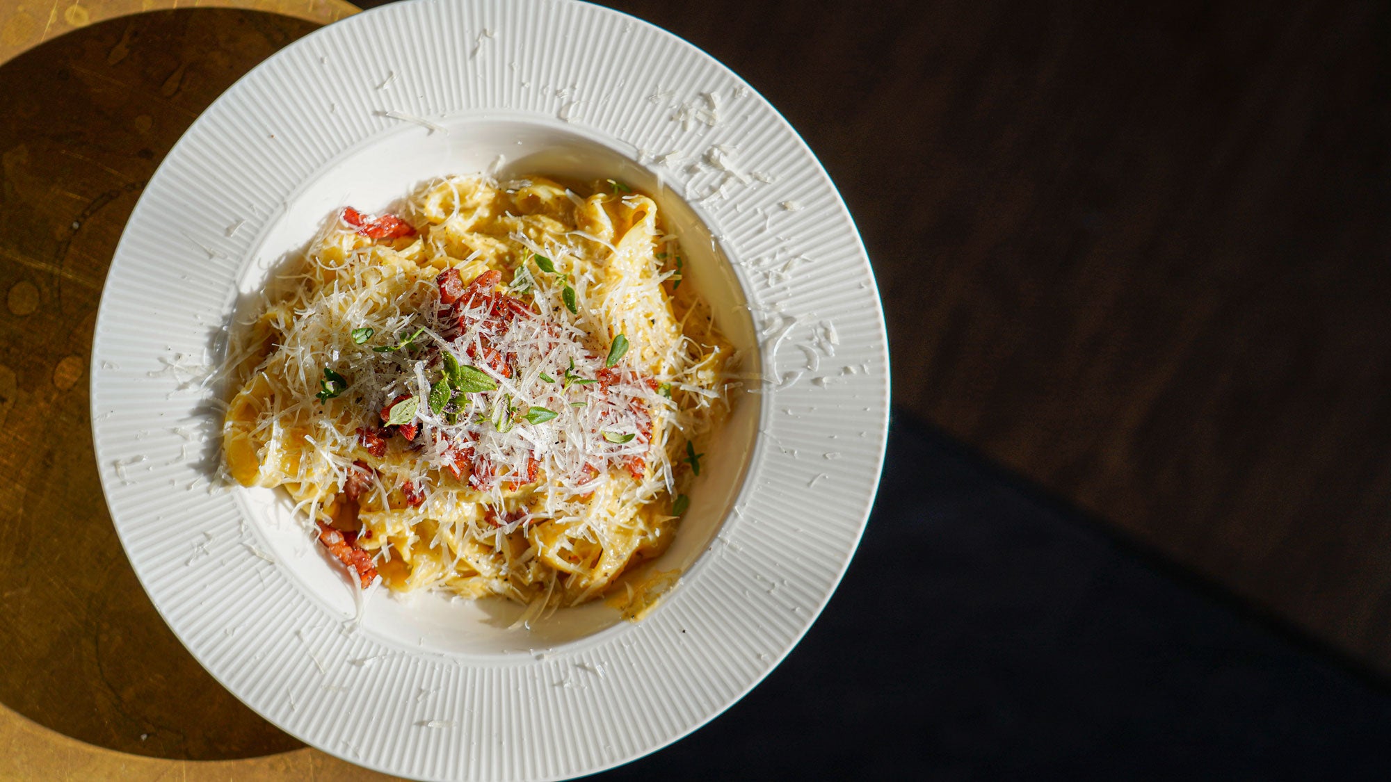 Cremige Tagliatelle mit pürierter Lauchsauce und knusprigem Speck