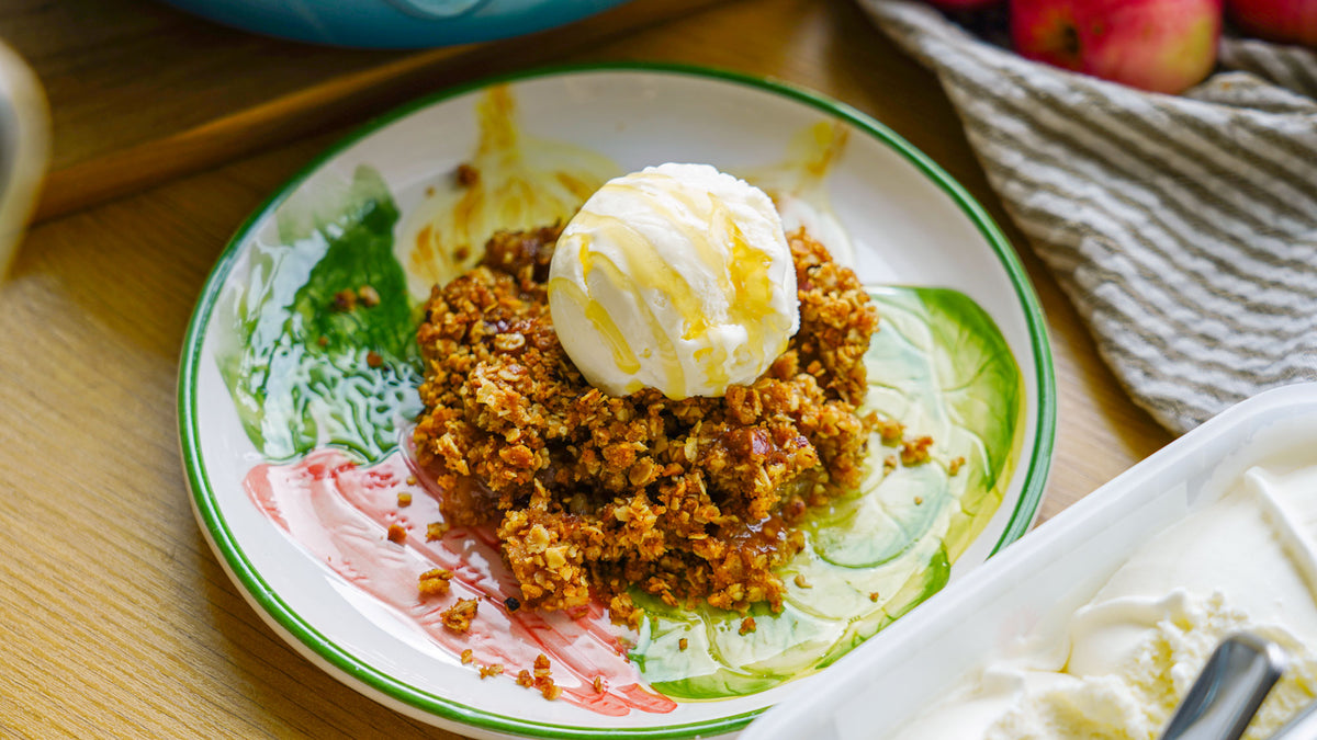 Apfel-Crumble mit gebräunter Butter, Zimt & Vanilleeis
