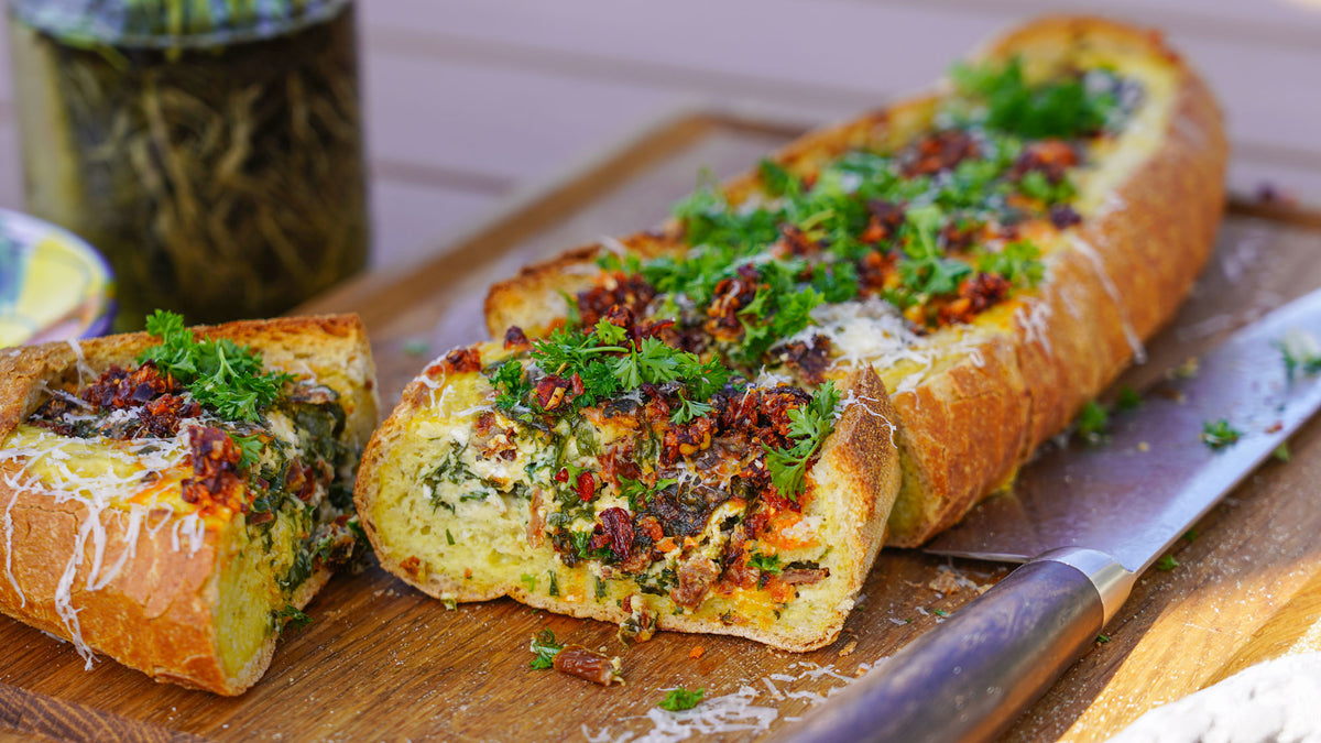 Egg Boats mit Spinat, Feta & getrockneten Tomaten