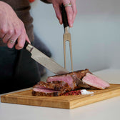 Nahaufnahme beim Schneiden von Fleisch