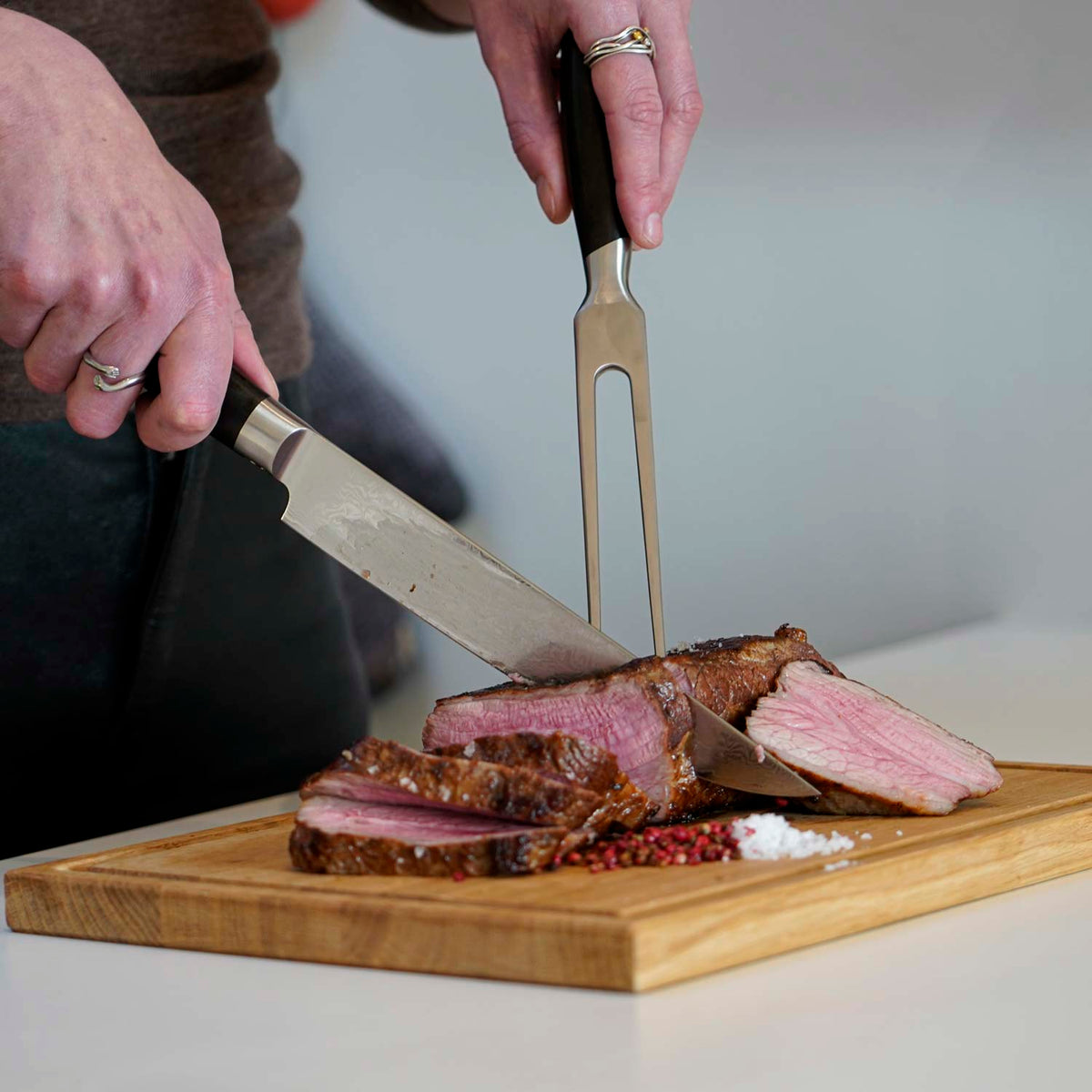 Nahaufnahme beim Schneiden von Fleisch