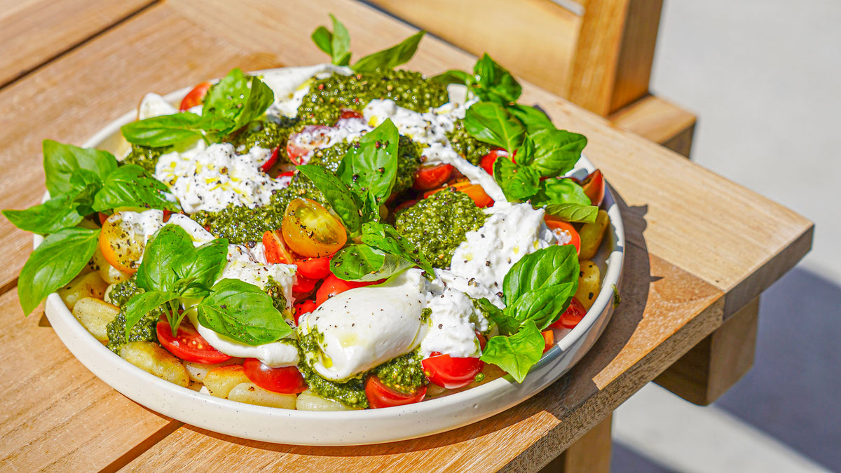 Knusprige Gnocchi mit grünem Pesto, Burrata und frischen Kirschtomaten