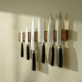 Messermagnet an der Wand mit 7 Messern 