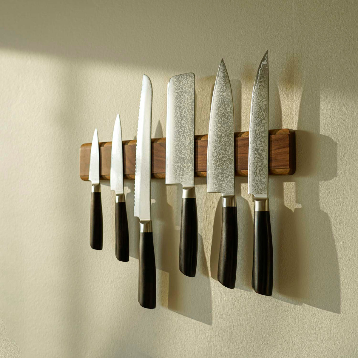 Messermagnet an der Wand mit 7 Messern 