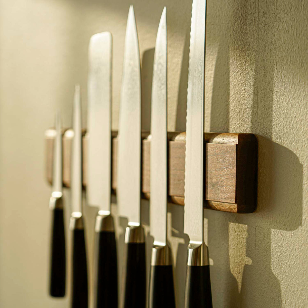 Messermagnet für die Wand mit 7 Messern