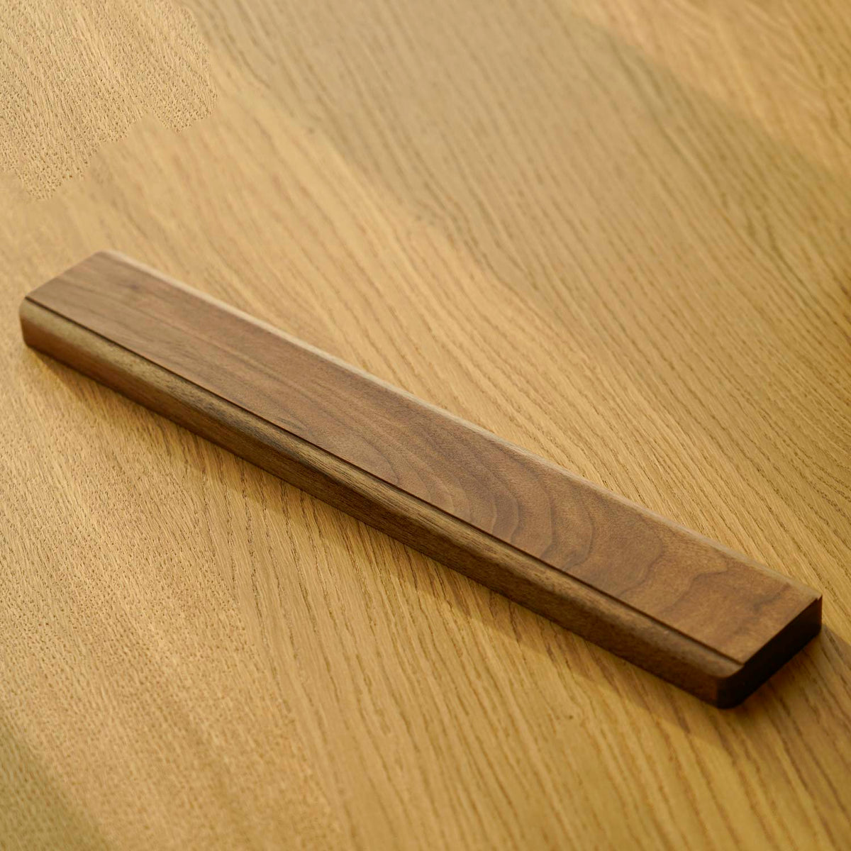 Wandmontierter Messermagnet aus Walnussholz