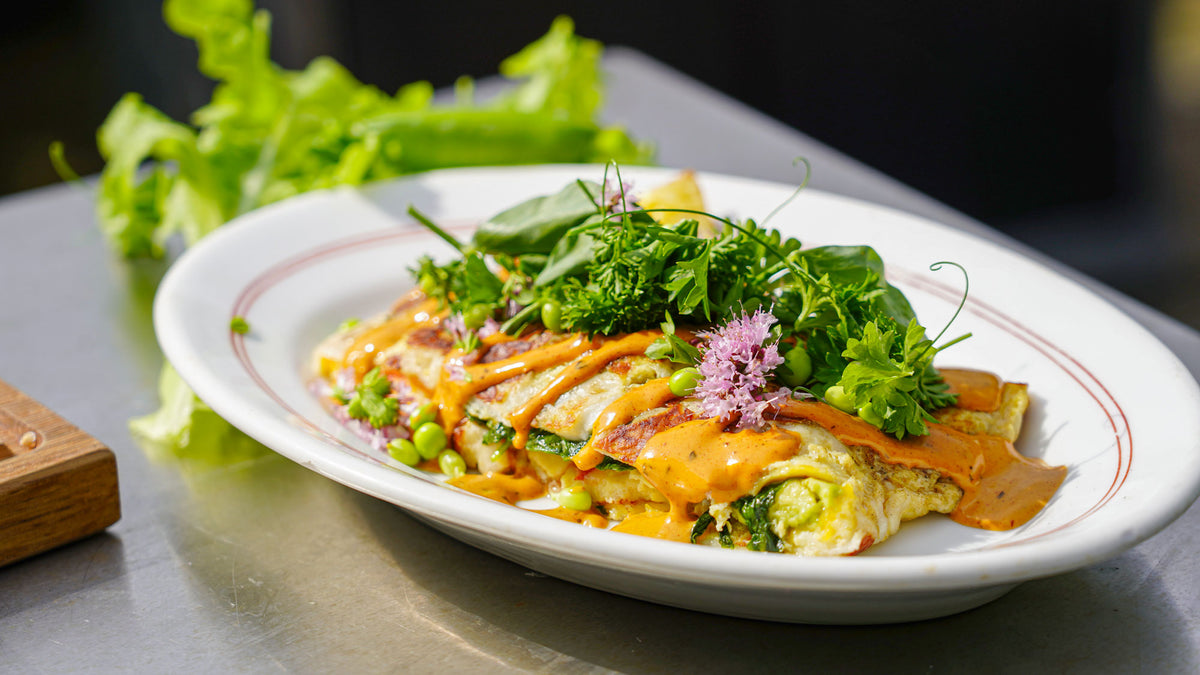 Riesenomelett mit knusprigem Halloumi, Avocado, Tomate und frischem Salat