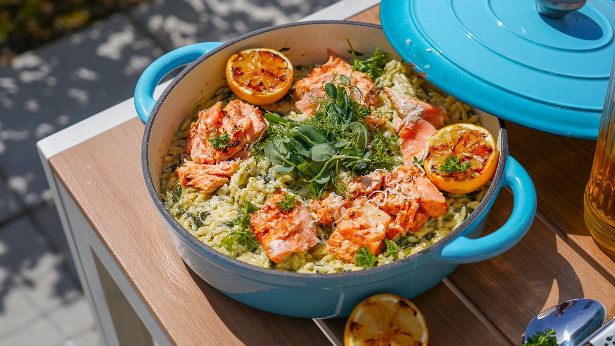 Cremiger Orzo mit Spinat, Dill, Zitrone & gegrilltem Lachs