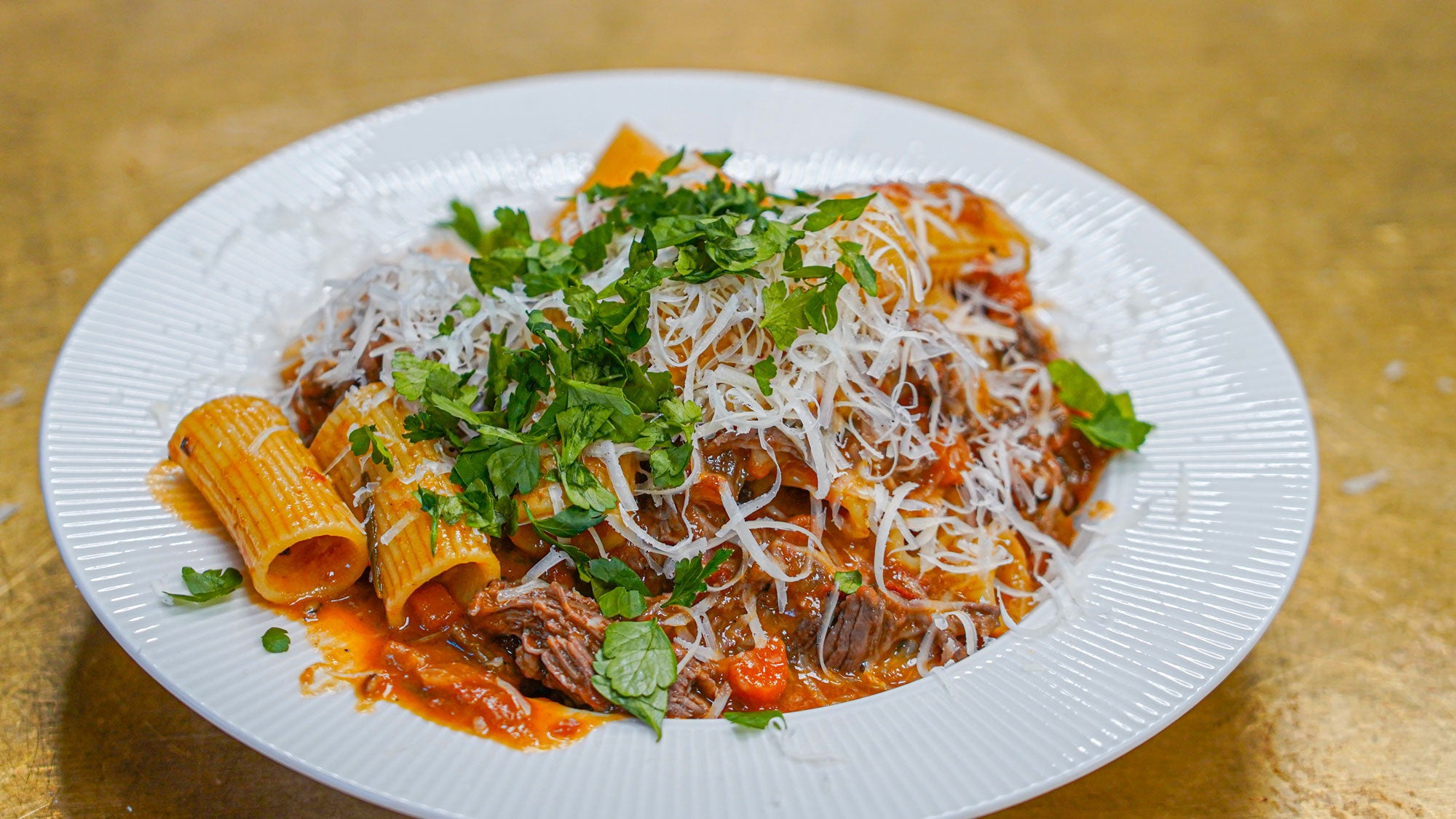 Cremige Tagliatelle mit pürierter Lauchsauce und knusprigem Speck