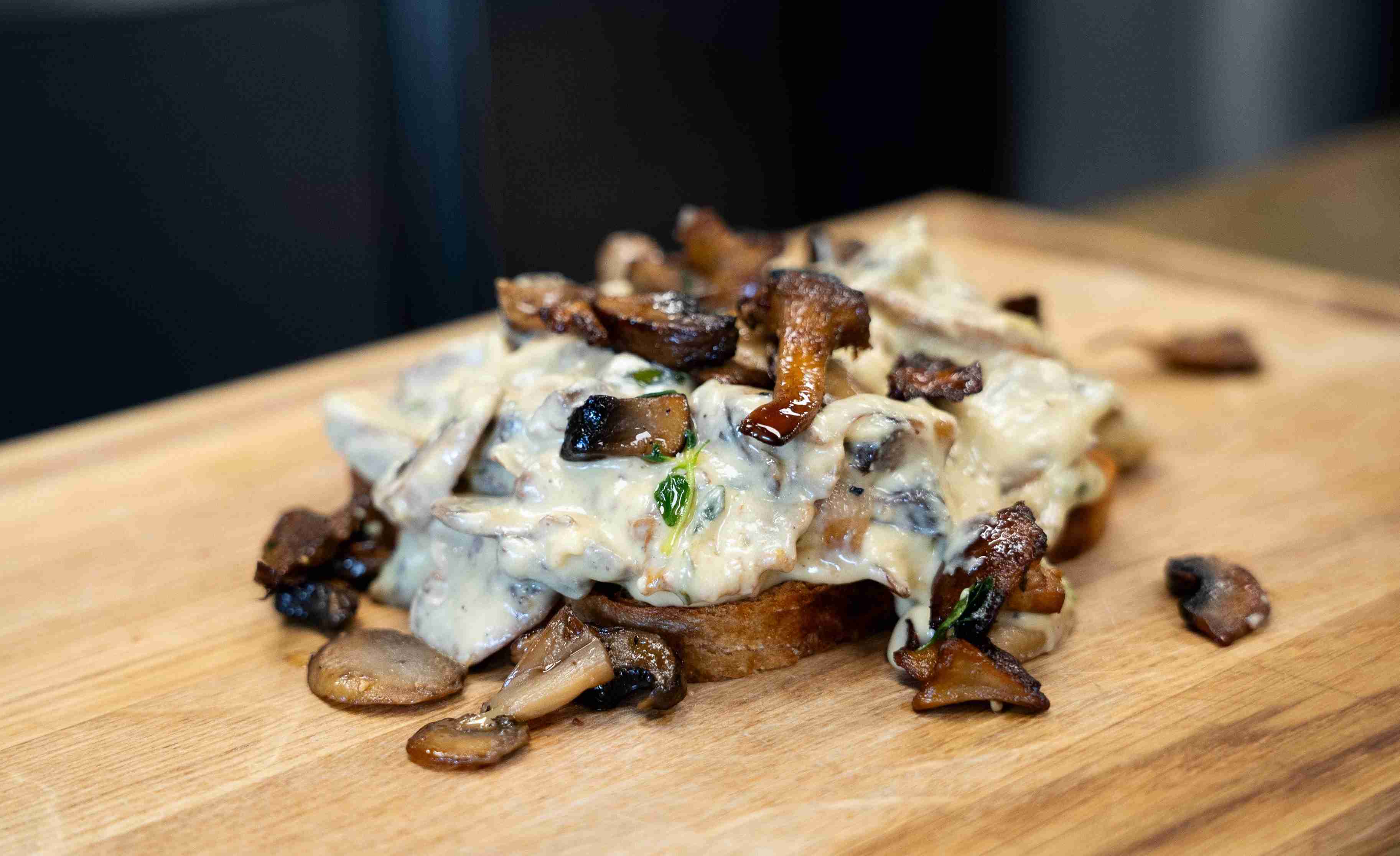 Cremiger Pilztoast mit Sahne und Thymian