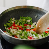Wok mit Gemüse auf dem Herd 